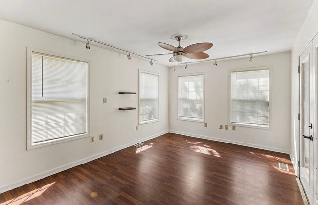 Building Photo - 1646 Lillian Cir