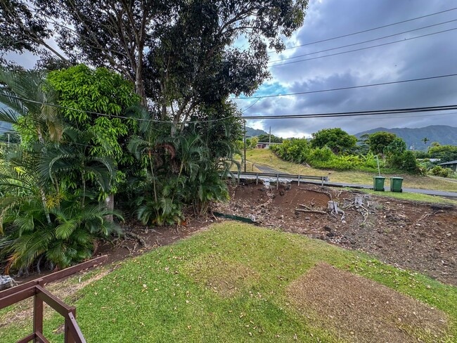 Building Photo - AVAILABLE NOW. 2BD/1BA/2PKG. Upstairs unit...