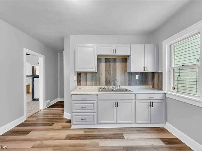 Building Photo - Bright and Spacious 3-Bedroom Home for Rent