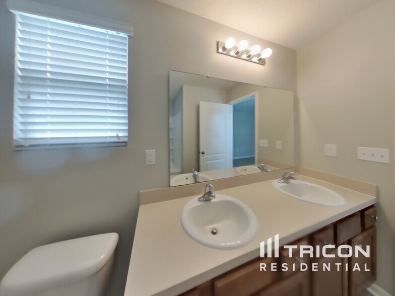Building Photo - 2110 Pebble Point Dr