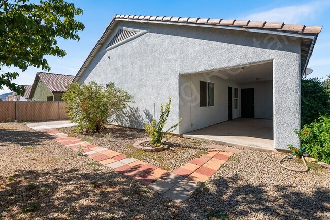 Building Photo - CHAPARRAL MESA AWAITS