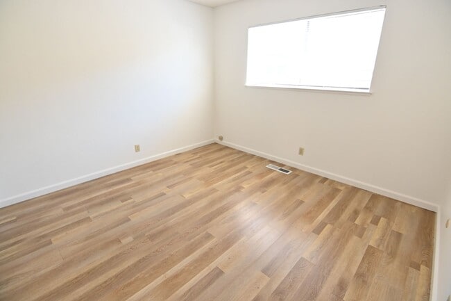 Building Photo - 639 Bolton Ct