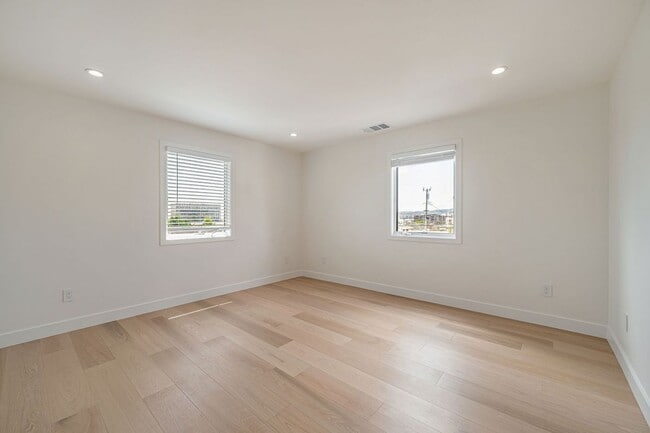 Building Photo - 701 Olive Ave