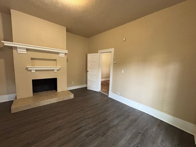 Building Photo - 1Bd/1Bth Historic Apartment off Broadway –...