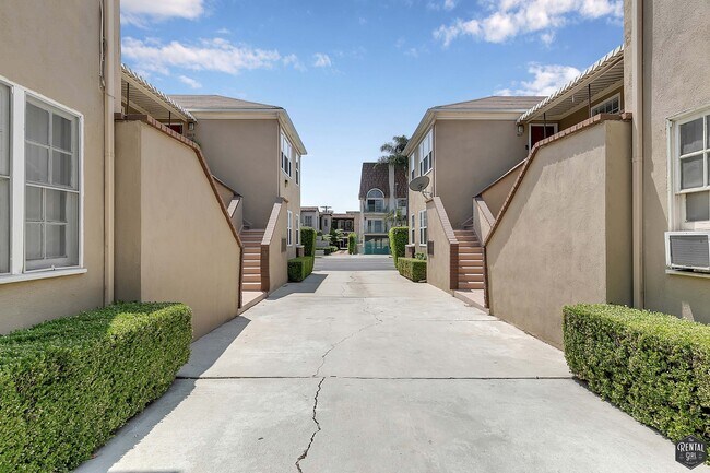 Building Photo - 8613 1/4 W. Olympic Blvd-
