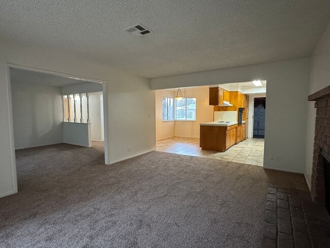 Building Photo - Three Bed, Two Bath Home In North Stockton