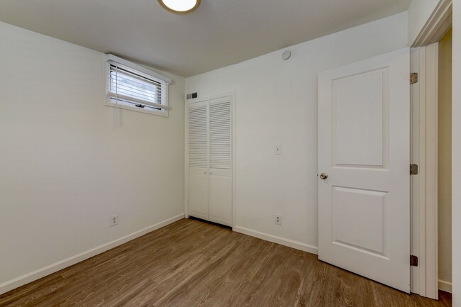 Building Photo - 2025 Pre-Leasing RENOVATED Rare 2 Bedroom ...