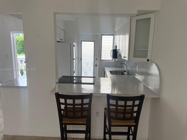 Building Photo - 10250 W Bay Harbor Dr