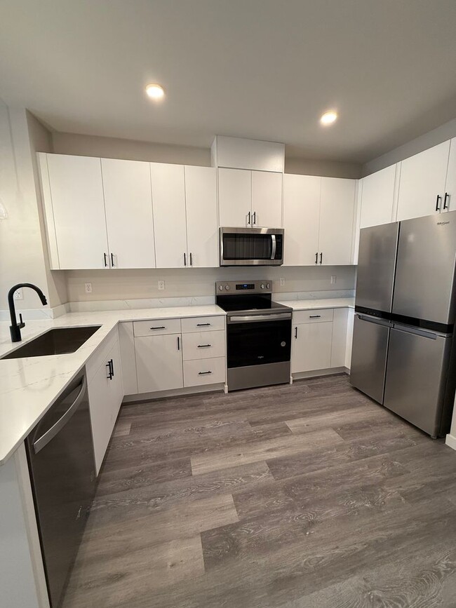 Building Photo - New! 3BD/2.5BTH Modern Townhouse in Cathca...