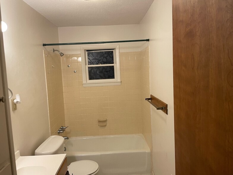 Main Floor Bathroom - 172 Cross Park Dr