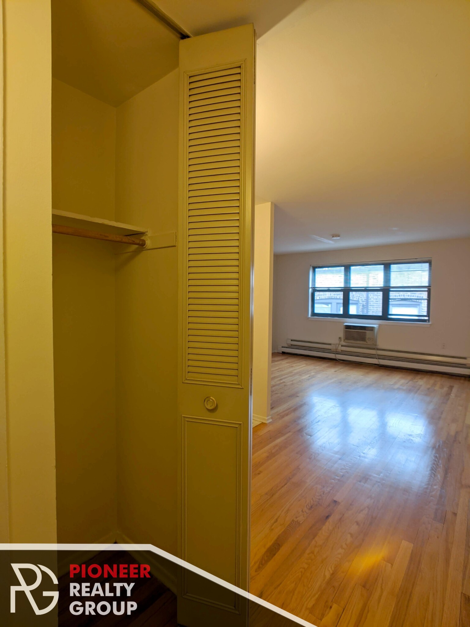 Building Photo - 671 W Wrightwood Ave