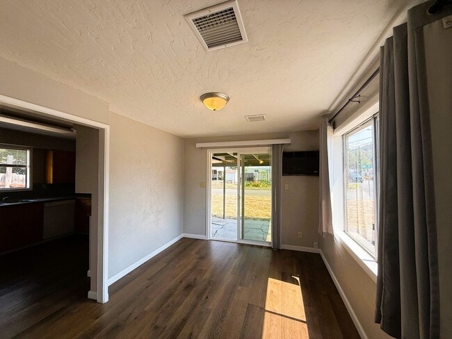 Building Photo - Two Bedroom Home with Bonus Room/Office in...