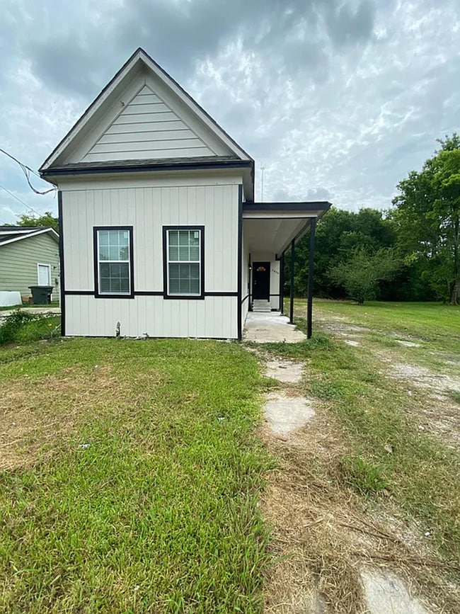 Building Photo - 1850 Grand St