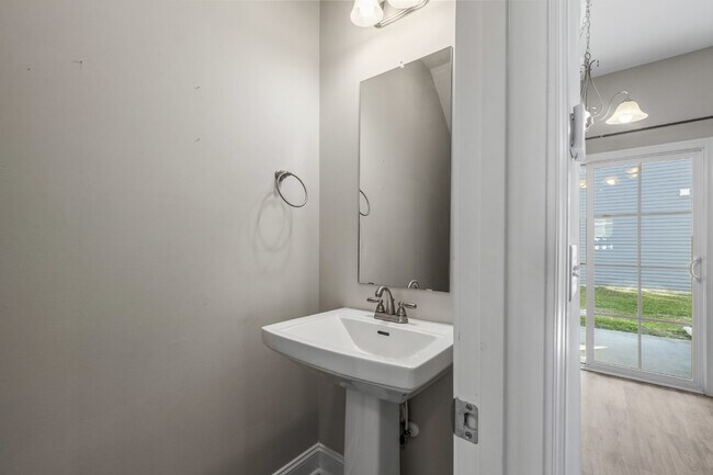 Building Photo - Stonebay Townhome