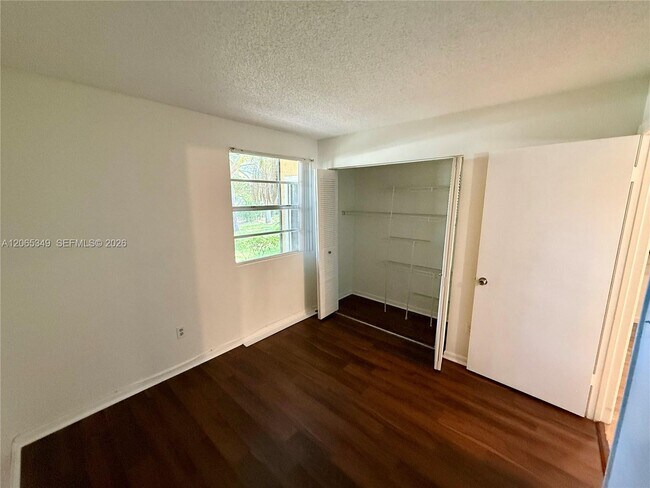 Building Photo - 1237 SW 46th Ave