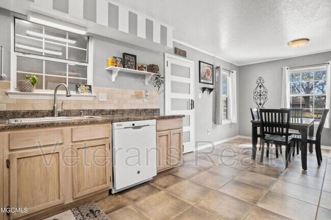 Building Photo - 313 Seal Ave