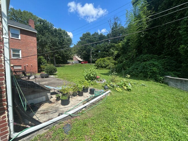 Building Photo - 1402 W Chapel Hill St