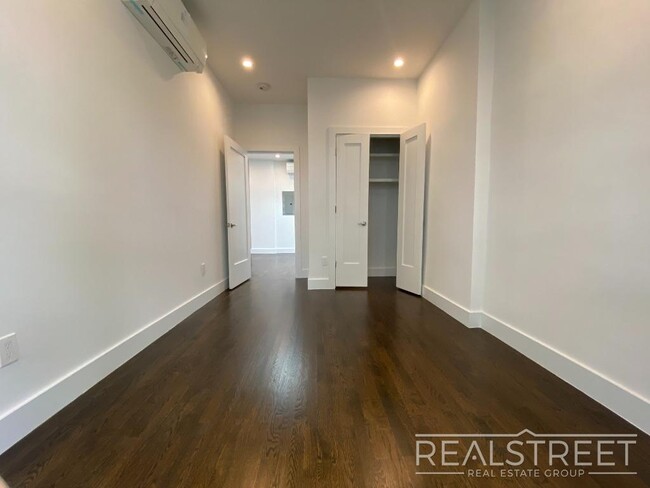 Building Photo - Stunning New 2 Bed in Ridgewood Townhouse