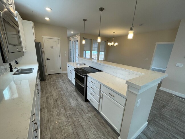 Building Photo - Large Daybreak home!