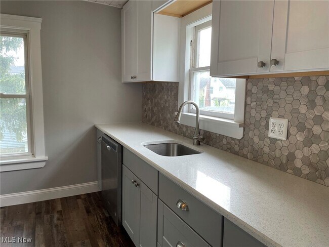 Building Photo - 2091 Carabel Ave