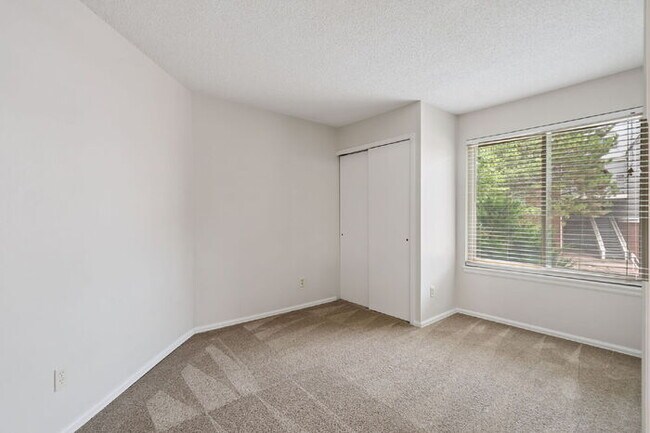 Building Photo - Updated 2-Bedroom Ground-Level Condo – Wat...