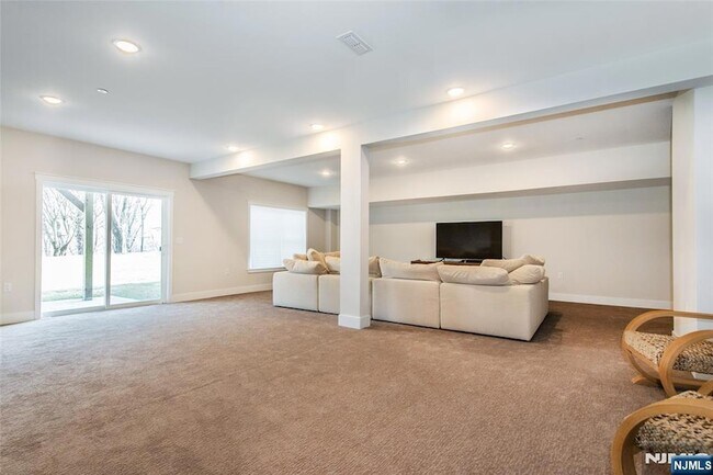 Building Photo - 37 Hillandale Dr