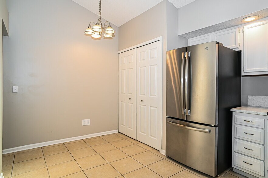 Building Photo - 8790 Townsquare Dr S