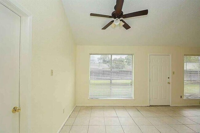 Building Photo - 10223 Gulfstream Ln