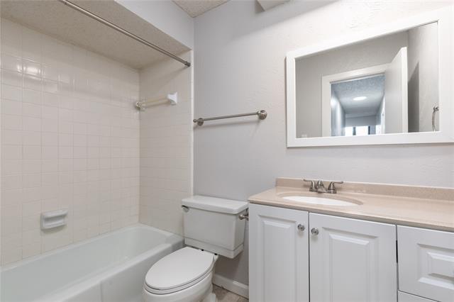 Building Photo - 2225 Park Hill Dr
