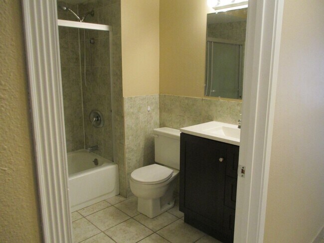Building Photo - Very nice 2 bedroom 1.5 bath 1st floor condo