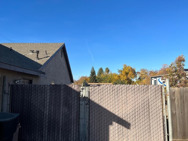 Building Photo - 686 Millbrook St