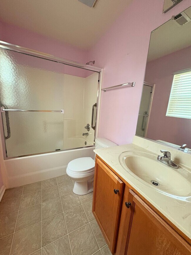 Building Photo - Updated 3 Bedroom Rental