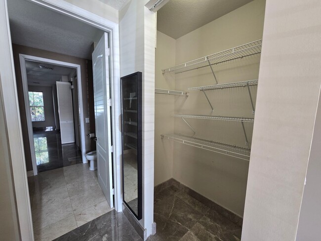 Building Photo - SPACIOUS 1 BEDROOM UNIT IS IN A HIGHLY SOU...