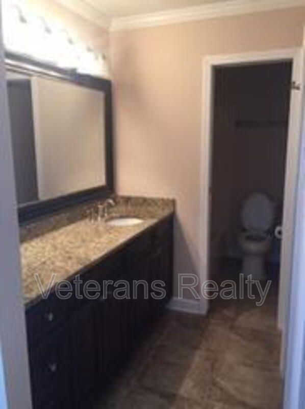 Building Photo - 2135 Baywood Dr