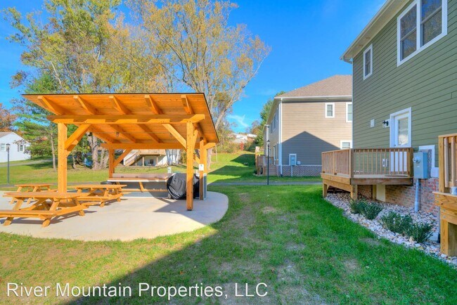 Building Photo - 4 br, 4.5 bath House - 206 Uptown Trail