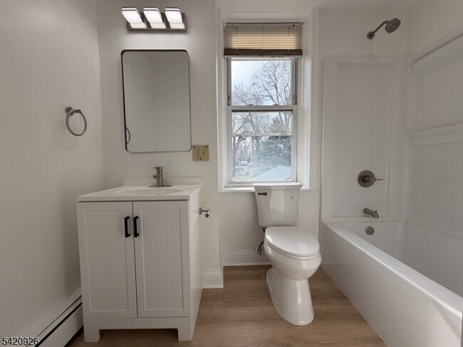 Building Photo - 536 Lake Ave