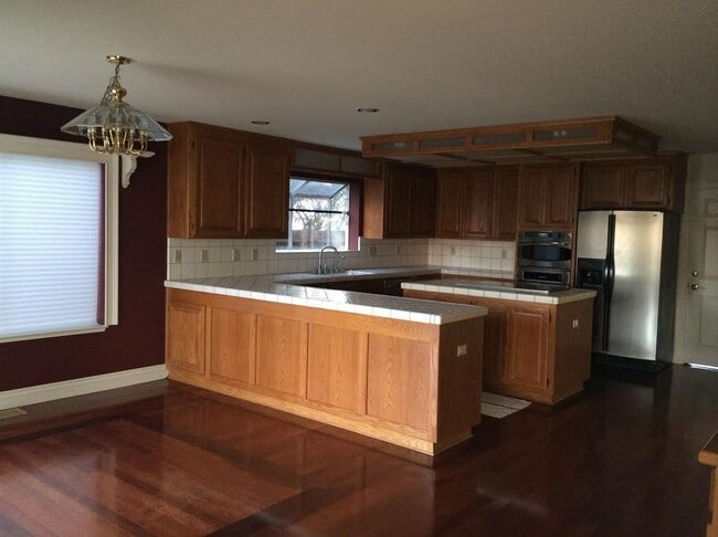 Building Photo - 5650 Edgeview Dr