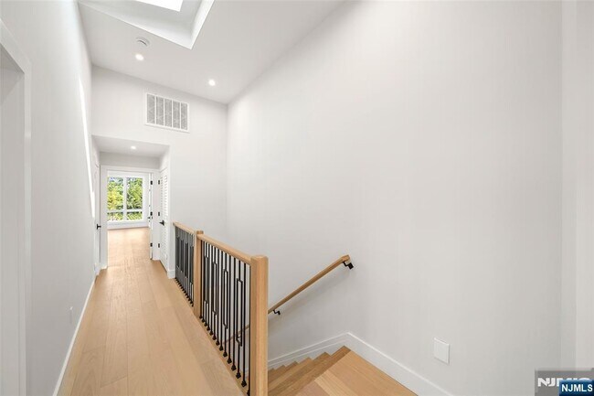 Building Photo - 450 N 10th St