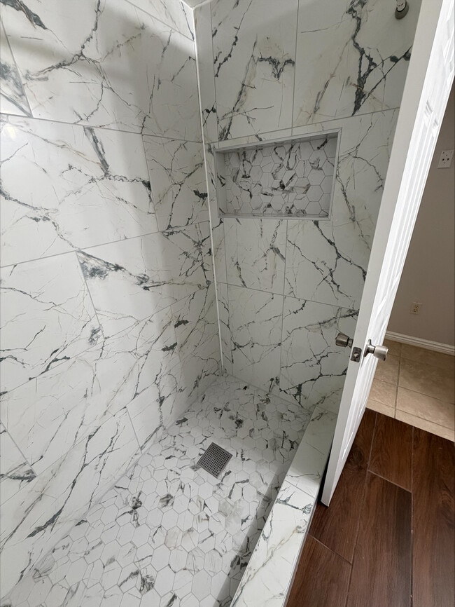 Building Photo - 1327B 9th W Ave