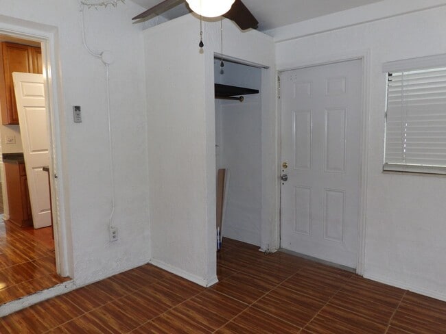 Building Photo - Cute 2 Bedroom 1 Bath with huge Screen Porch