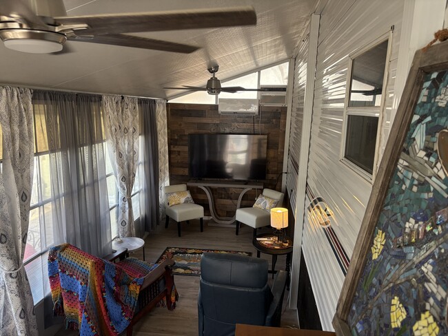 Building Photo - 562 Carousel Ln