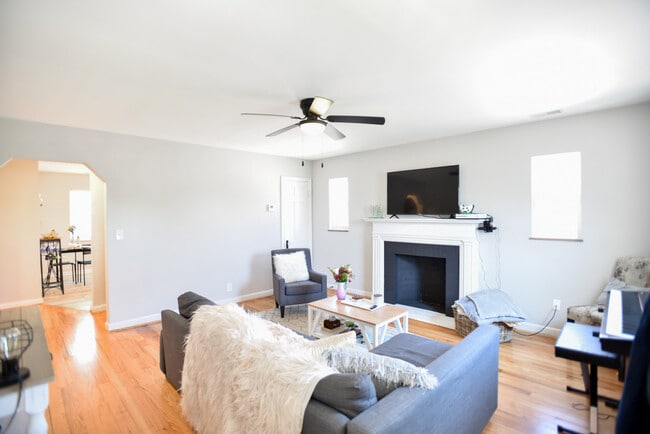 Building Photo - Zinsle Flats