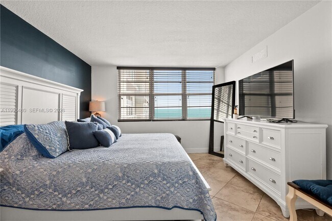 Building Photo - 6917 Collins Ave