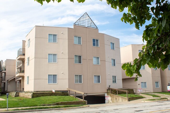 Interior Photo - 905 W Oregon