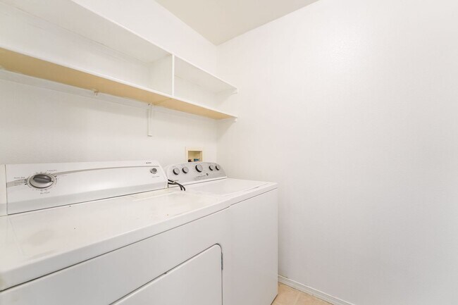 Building Photo - Stylish 3-Bedroom Condo in Silverado Ranch!