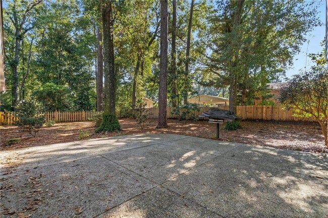 Building Photo - 745 Westmoreland Dr E