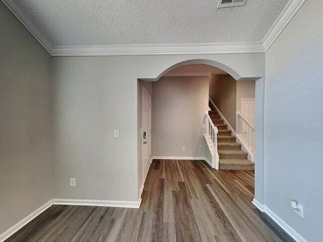 Building Photo - 2625 Fairstone Ave