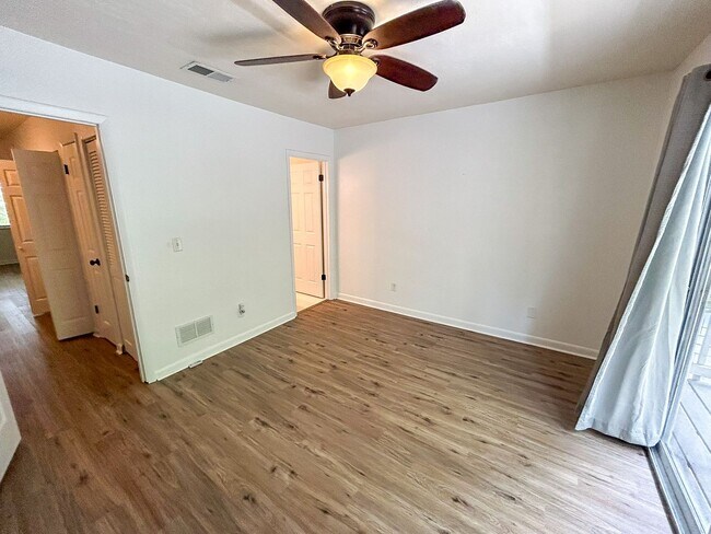 Building Photo - Pickwick Park #805 - Pet Friendly!