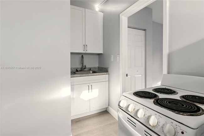 Building Photo - 3633 SW 12th Ct