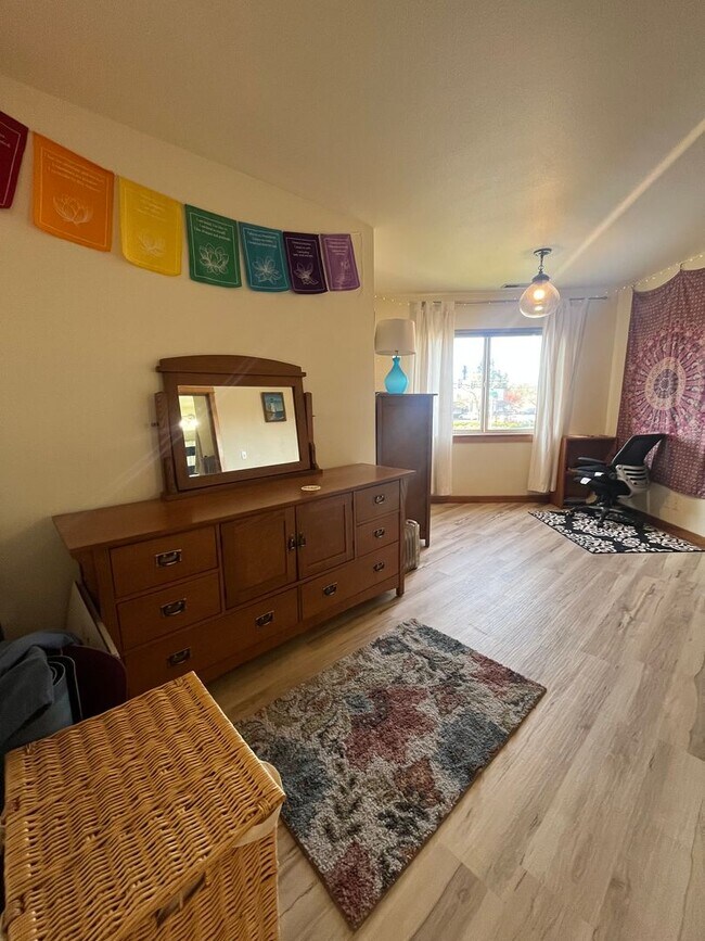 Building Photo - 2-Bedroom 1-Bathroom Apartment  W/ utiliti...
